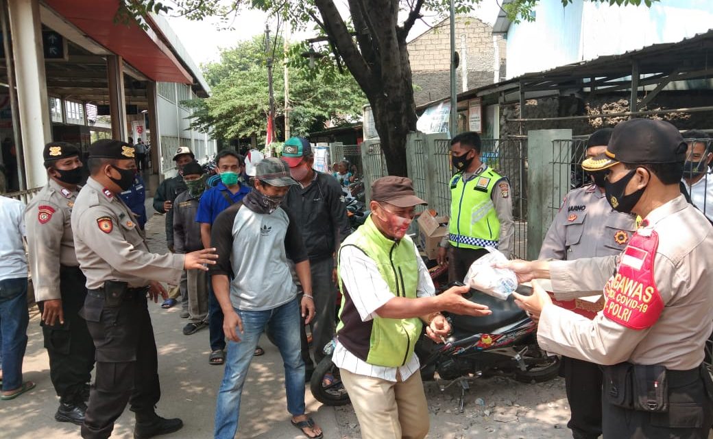 Masyarakat Senang Kapolsek Batu Ceper Kompol Wahyudi. SH membagi-bagikan nasi bungkus kepada Pengemudi Ojek Pangkalan Stasiun Kereta Api Poris