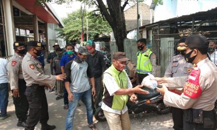 Masyarakat Senang Kapolsek Batu Ceper Kompol Wahyudi. SH membagi-bagikan nasi bungkus kepada Pengemudi Ojek Pangkalan Stasiun Kereta Api Poris