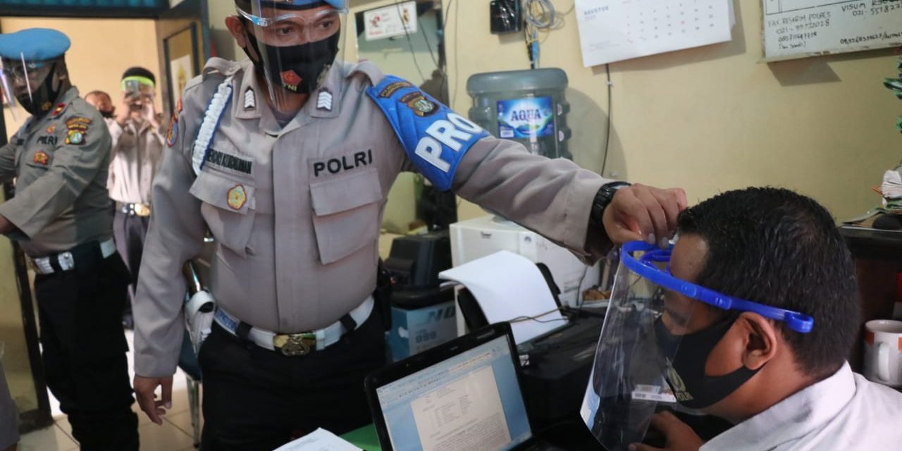 Propam Polrestro Tangkot Lakukan Pengecekan Protokol Kesehatan di Polsek