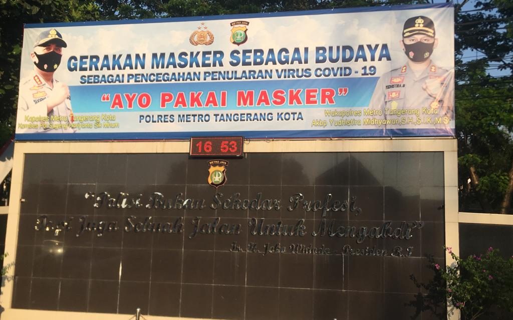 Polrestro Tangkot Melakukan Sosialisasi Himbauan “Ayo Pakai Masker” Melalui Spanduk