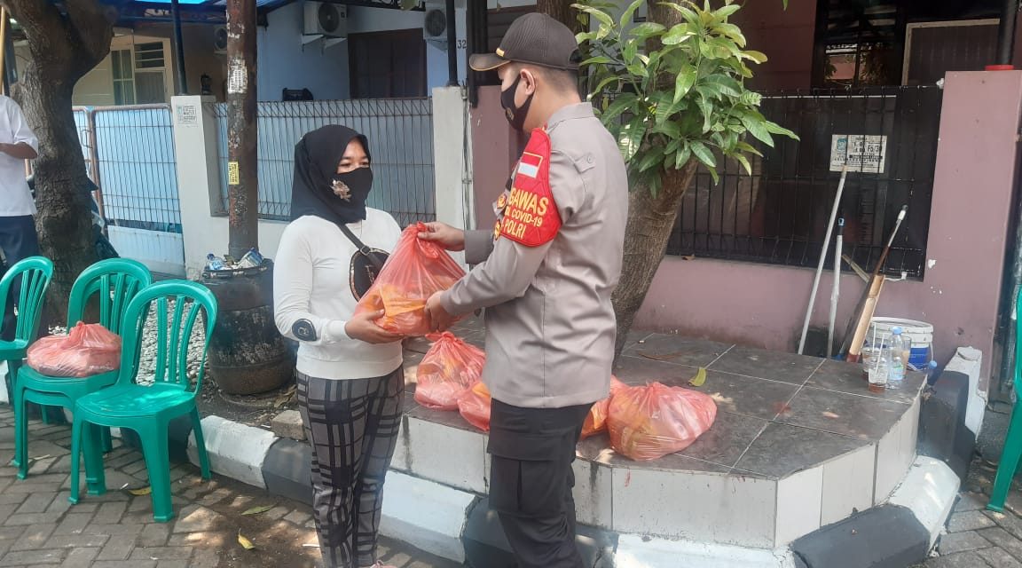 Baksos Kapolsek Cipondoh Bersama 3 Pilar Kec. Pinang Bagi Warga Terdampak Covid 19