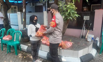 Baksos Kapolsek Cipondoh Bersama 3 Pilar Kec. Pinang Bagi Warga Terdampak Covid 19