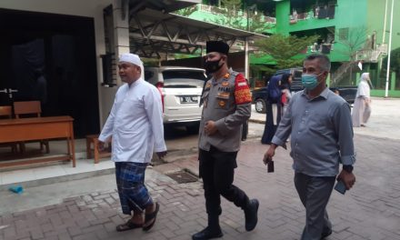 Kapolsek Cipondoh Sambangi Ketua MUI Kec. Pinang, Bahas Peran Serta Toga Dalam Kamtibmas Dan Pelaksanaan Prokes