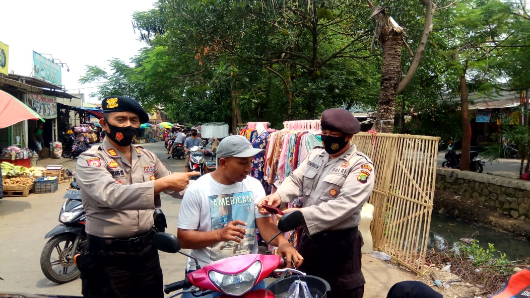 Patroli Samapta Mobile Unit Lantas Polsek Cipondoh Melaksanakan Cek Poin Penanganan Covid 19 Dan Pemulihan Ekonomi Nasional (PC-PEN) Urkes Polres Metro Tangerang Kota