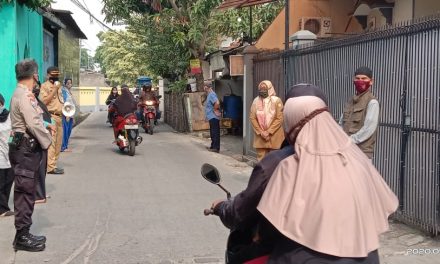 Binamas Kel. Petir Bersama 3 Pilar Melaksanakan Operasi Aman Bersama Dan Penegakan Disiplin PSBB Prokes Covid-19 Di Jalan Kh. Ahmad Dahlan