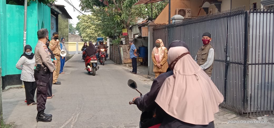 Binamas Kel. Petir Bersama 3 Pilar Melaksanakan Operasi Aman Bersama Dan Penegakan Disiplin PSBB Prokes Covid-19 Di Jalan Kh. Ahmad Dahlan