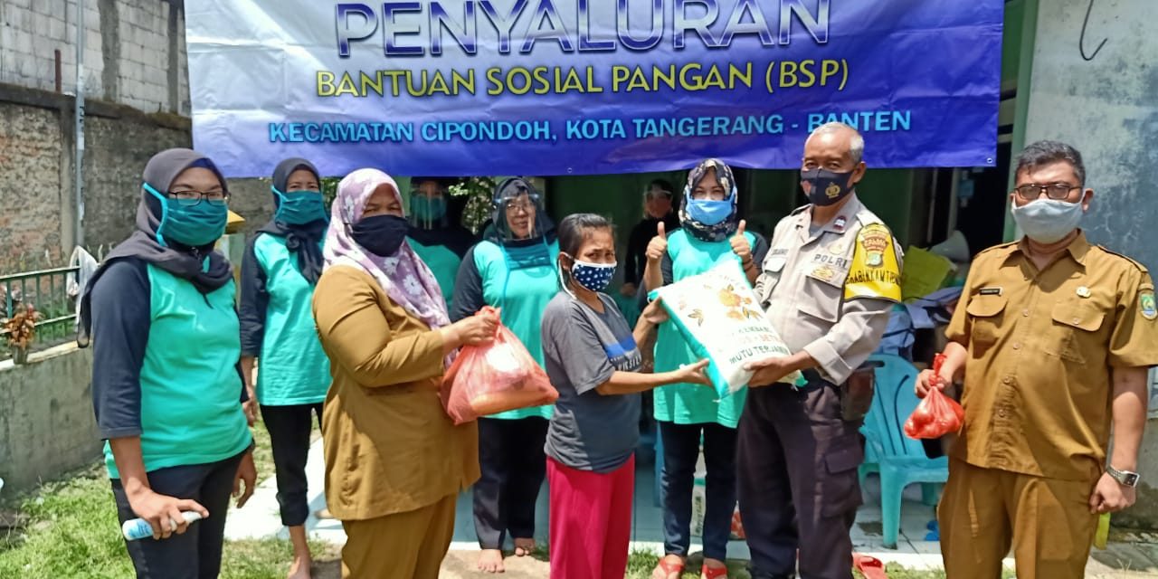 Pendistribusian Bantuan Sosial Pangan ( BSP) Dari Dinsos Dan Himbauan Prokes Kepada 164 KPM Warga Kel. Cipondoh