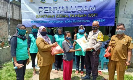 Pendistribusian Bantuan Sosial Pangan ( BSP) Dari Dinsos Dan Himbauan Prokes Kepada 164 KPM Warga Kel. Cipondoh