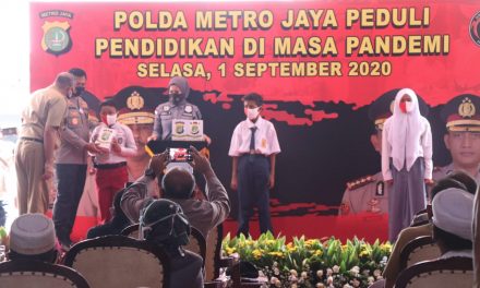 Kapolda Metro Jaya Serahkan 250 Modem Internet ke Masyarakat Pakuhaji