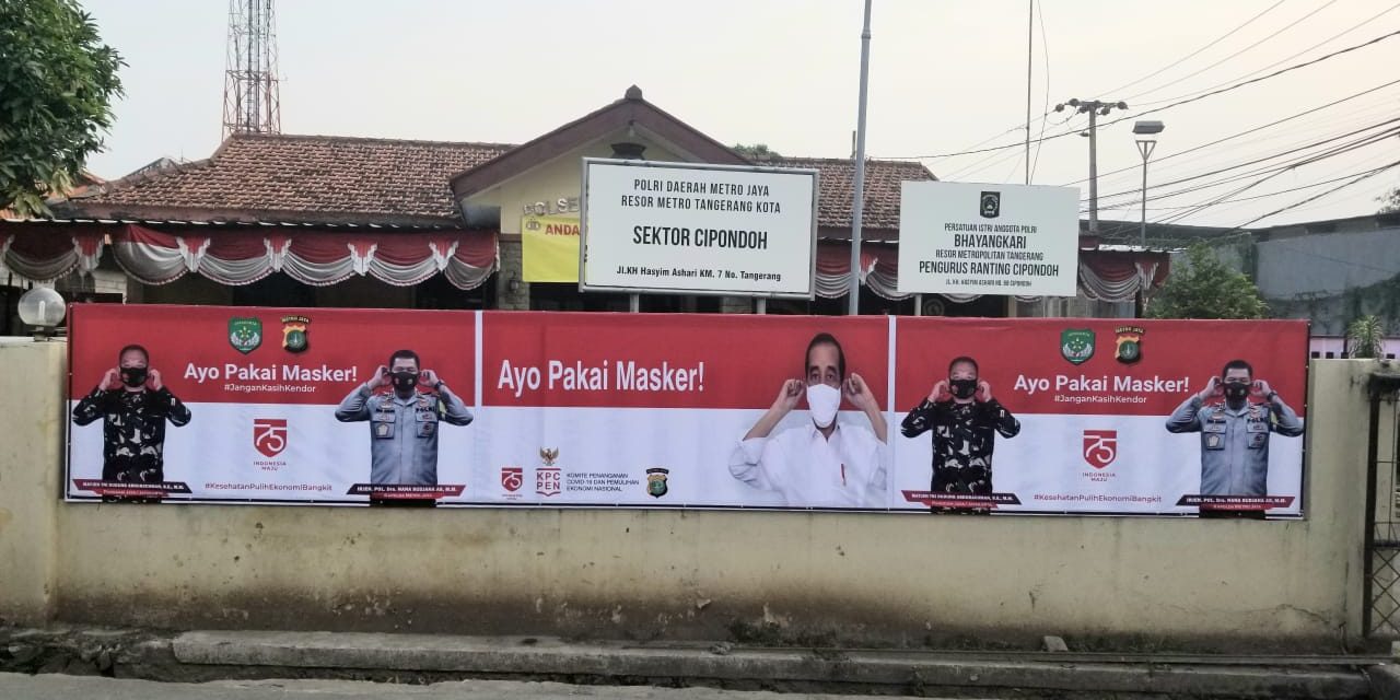 Polsek Cipondoh Pasang Spanduk “AYO PAKAI MASKER PRESIDEN RI, TNI  Dan POLRI Di Sekeliling Halaman Mapolsek Cipondoh