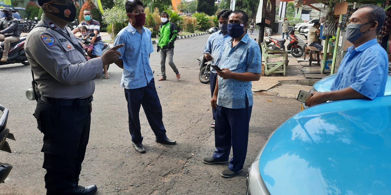 GIAT BHABINKAMTIBMAS KARANG MULYA AIPTU DEDIH JJRN PMJ BERSAMA ORMAS DALAM RANGKA PENDISIPLINAN MASYARAKAT MEMATUHI PROTOKOL KESEHATAN PERIODE HARI SELASA 29 SEPTEMBER 2020