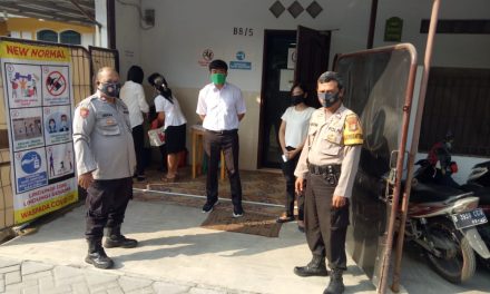 Kanit Binmas Akp Hendi Suharyadi selaku pimpinan tugas memantau Aksi Humanis POLRI terhadap Pengamanan Ibadah Kebaktian Umat Kristiani di Tengah Wabah Covid 19, Personil Polri Polsek Batu Ceper Berikan Rasa Aman Dan Nyaman