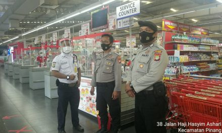 Unit Samapta Polsek Cipondoh Lakukan Patroli Himbauan Prokes Di Tempat Pembelanjaan Superindo