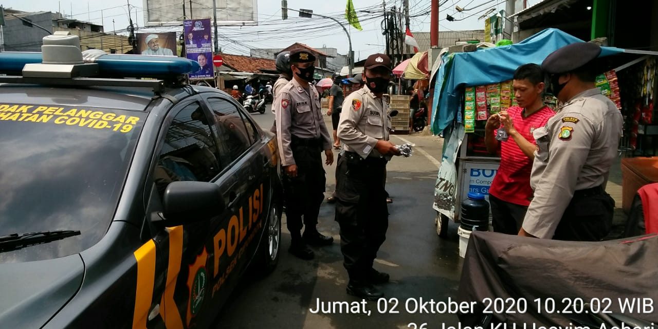 Unit Samapta Polsek Cipondoh Gelar Patroli Rutin Pendisiplinan Dan Himbauan Prokes Menuju AKB Di Pasar Bengkok