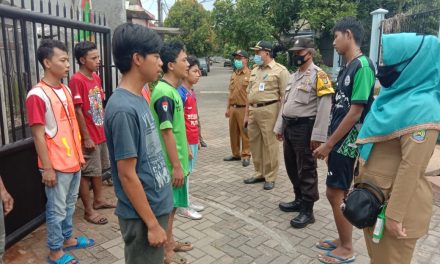 Jaring 15 Pelanggar Pada Operasi Aman Bersama Penegakan disiplin PSBB Prokes Oleh Unsur 3 Pilar Kel. Cipondoh