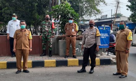 Personil Gabungan Polsek Cipondoh Gelar Operasi Aman Bersama Penegakan Disiplin PSBB Prokes Covid-19 Di Jln. Maulana Hasanudin Cipondoh