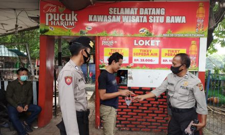 Petugas Polsek Cipondoh Melaksanakan Pendisiplinan Dan Penindakan Bagi Pengunjung Tidak Pakai Masker Di Tempat Wisata Danau Cipondoh