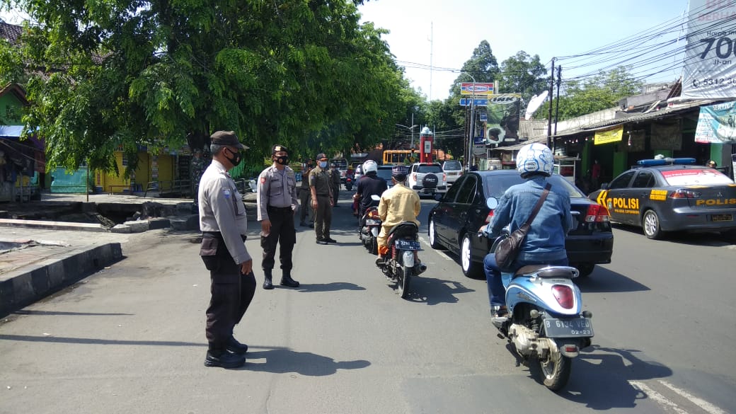 Petugas Gabungan Polsek Cipondoh Gelar Ops. Yustisi Di Jalan Maulana Hasanudin Cipondoh Tindak 19 Pelanggar Prokes