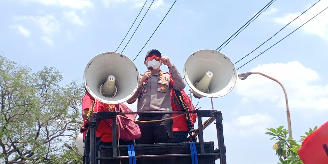 Kapolsek Cipondoh Berikan Arahan Langsung Kepada Massa Buruh Yang Akan Berangkat Ke Jakarta