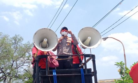 Kapolsek Cipondoh Berikan Arahan Langsung Kepada Massa Buruh Yang Akan Berangkat Ke Jakarta