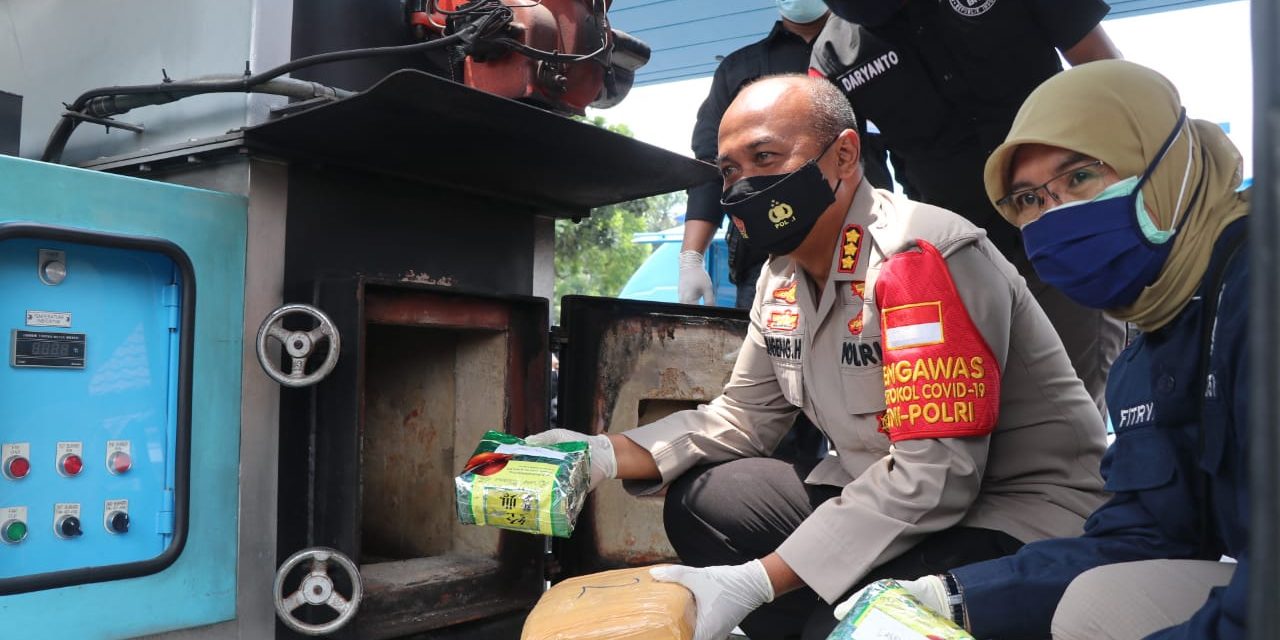 Hasil Dari Penangkapan 8 Tersangka Polrestro Tangkot Musnahkan Ratusan Narkotika