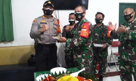 Dalam Rangka HUT TNI Ke-75, Kapolsek Cipondoh Beserta Jajaran Kunjungi Koramil 01 Tangerang, Beri Ucapan Selamat