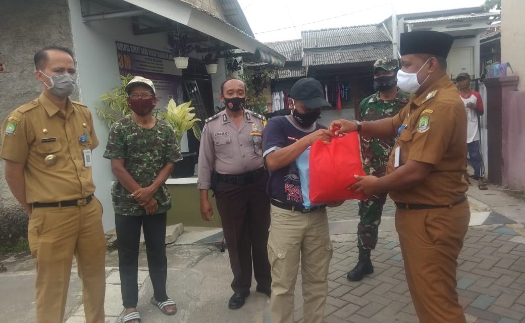 Warga Isolasi Mandiri Di Kel. Kunciran Indah Dapat Bantuan Sembako Dari Tiga Pilar