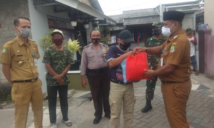 Warga Isolasi Mandiri Di Kel. Kunciran Indah Dapat Bantuan Sembako Dari Tiga Pilar