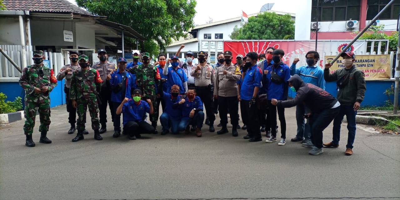 Personil Gabungan Polsek Cipondoh Lakukan Pengamanan Keberangkatan Aksi SB/SP SPSI KEP PT. Tunas Alfin Menuju Gedung MK Jakarta Pusat