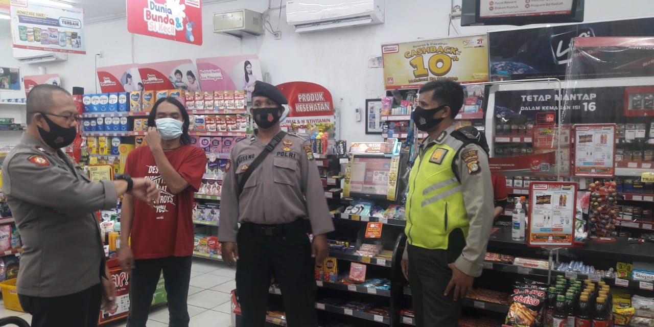 Ekonomi Di Masa Pandemi Covid 19 Polsek batu Ceper Berikan Motivasi dukungan moril Ke Pengusaha Mikro di saat berpatroli