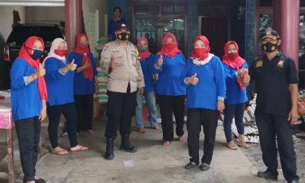 Aiptu Hary Mur Yanto Monitoring Penyaluran Bantuan Sosial Pangan Tahap 12 Oleh Anggota PSM kepada KPM Di Kel. Gondrong, Cipondoh