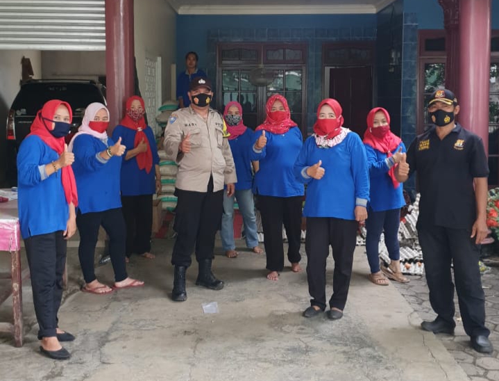 Aiptu Hary Mur Yanto Monitoring Penyaluran Bantuan Sosial Pangan Tahap 12 Oleh Anggota PSM kepada KPM Di Kel. Gondrong, Cipondoh