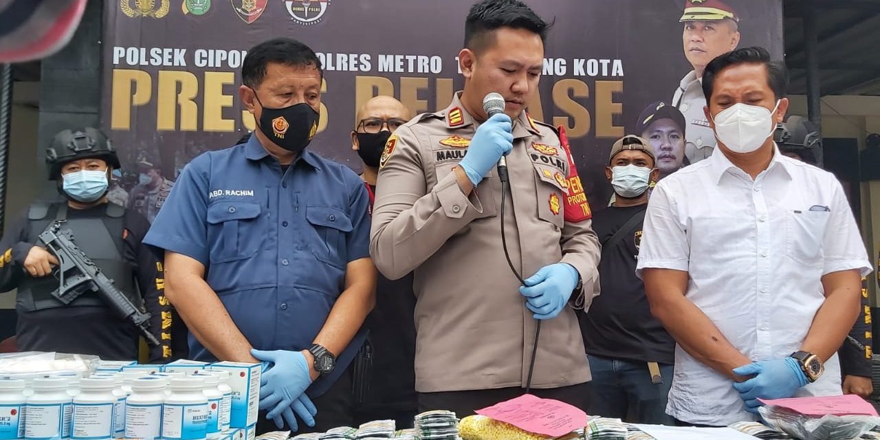 Pers Conference Pengungkapan Gudang Obat Terlarang Jenis Eximer Dan Tramadol Siap Edar Jelang Tahun Baru 2021 Di Polsek Cipondoh