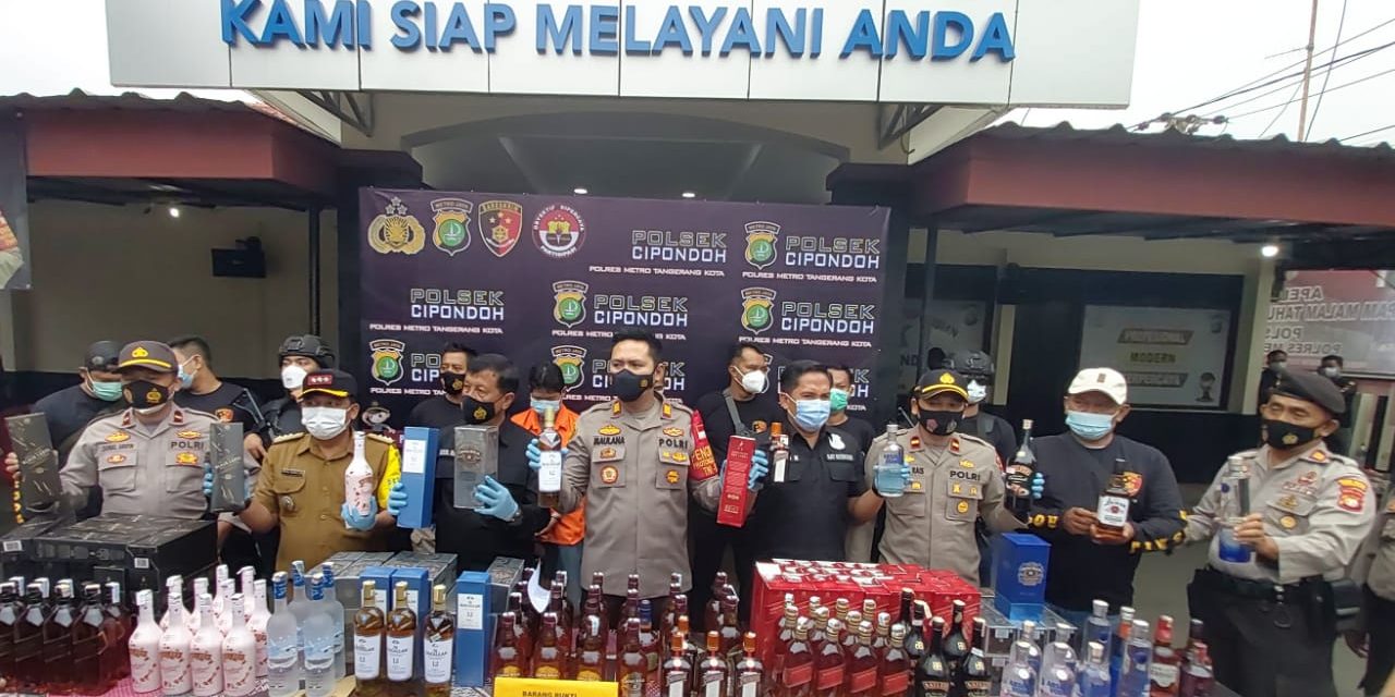 Berantas Penyakit Masyarakat, Kepolisian Polsek Cipondoh Grebek Gudang Miras Sita Ratusan Botol Miras Berbagai Merek Siap Edar