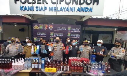 Berantas Penyakit Masyarakat, Kepolisian Polsek Cipondoh Grebek Gudang Miras Sita Ratusan Botol Miras Berbagai Merek Siap Edar