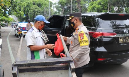 Kapolres Bagi-Bagi Daging Ajak Masyarakat Rayakan Tahun Baru di RumahSaja