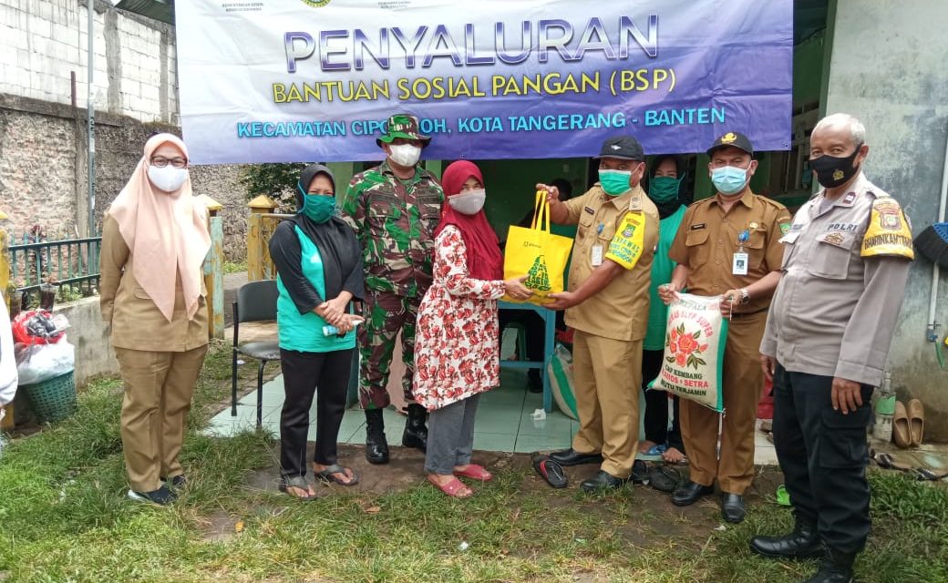 Polsek Cipondoh Bersama Tiga Pilar Monitoring Pendistribusian Bantuan Sosial Pangan Dari Kementerian sosial RI Di Kel. Cipondoh