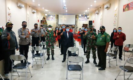 Rayakan Natal Polsek Batu Ceper bersama unsur terkait tiga Pilar dan Relawan Pokdar Kamtibmas menjaga situasi Kamtibmas di Gereja-gereja di Kec. Batu Ceper Dengan Tetap Patuhi Pendisiplinan Protokol Kesehatan covid-19