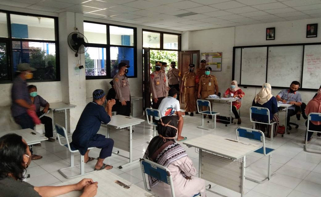 Kapolres Metro Tangerang Kota Kombes Pol Deonijiu De Fatima, SH, S.I.K Tinjau Pengamanan dan Tinjau Proses Kegiatan Pembagian pendistribusian Dana Bantuan Sosial Tunai (BST) dari Kemensos RI untuk Warga Masyarakat Di Wilayah Batu Ceper Yang terdampak oleh situasi Pandemi Covid-19