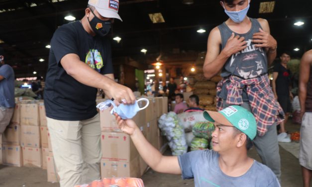 Kasat Resnarkoba Bagikan 1000 Masker di Dua Lokasi