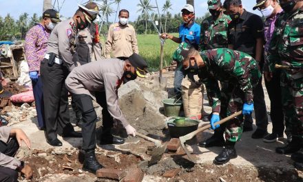 Kapolrestro Tangkot Bersama Dandim Peletakan Batu Pertama Rumah Korban Bencana Alam