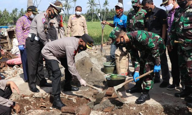 Kapolrestro Tangkot Bersama Dandim Peletakan Batu Pertama Rumah Korban Bencana Alam