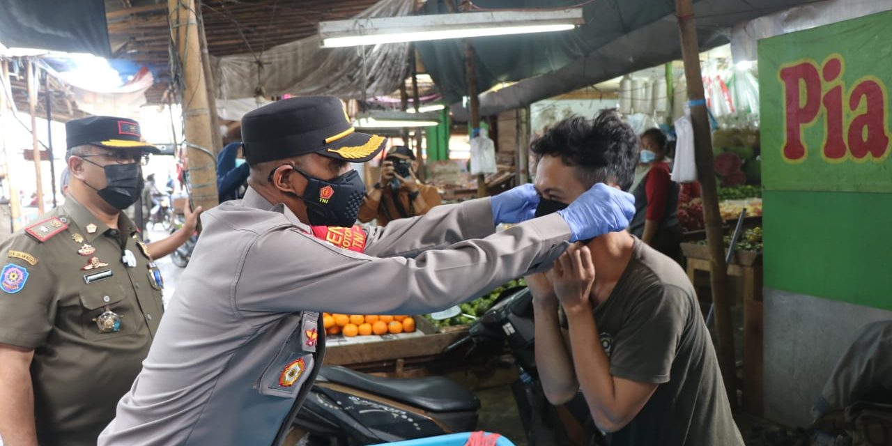 Kapolrestro Tangkot Bagi-bagi Masker dan Sarung Tangan