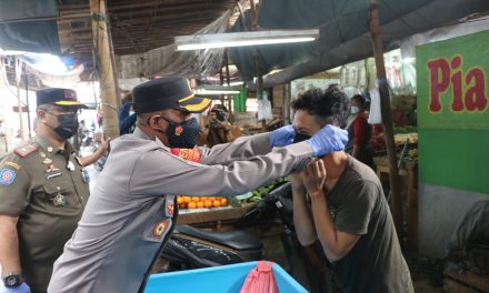 Kapolrestro Tangkot Bagi-bagi Masker dan Sarung Tangan