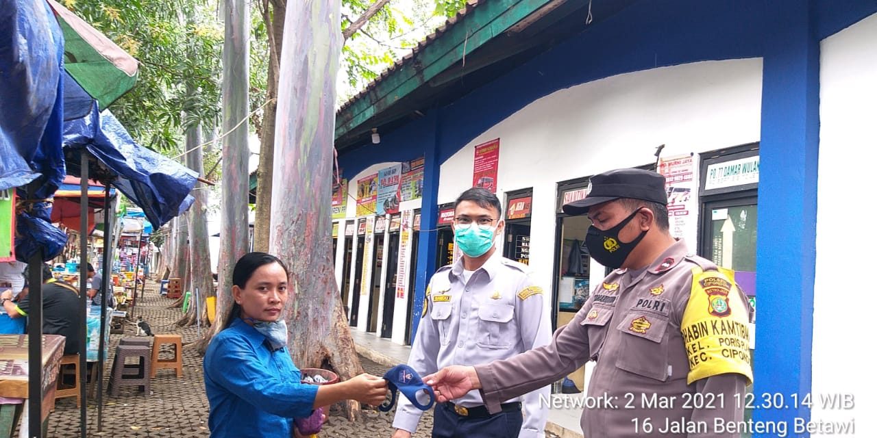 Polsek Cipondoh Gelar Ops. Yustisi dan Bagikan Masker Kepada Penumpang di Terminal Bus Poris Plawad