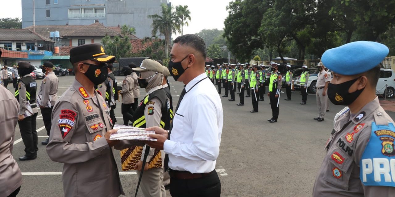 PEMBERIAN PENGHARGAAN TERHADAP PERSONIL POLRES METRO TANGERANG KOTA YANG MENJADI GARDA TERDEPAN PENANGANAN COVID 19