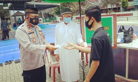 Jumling, Kapolsek Cipondoh Bagikan Masker Jelang Sholat Jumat di Masjid Al Muhajirin