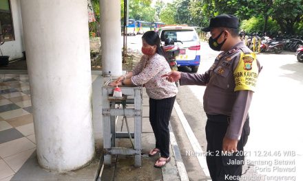 Bhabinkamtibmas Poris Plawad Polsek Cipondoh, Aipda Komarudin Beri Himbauan Prokes dan PHBS di Terminal Poris Plawad