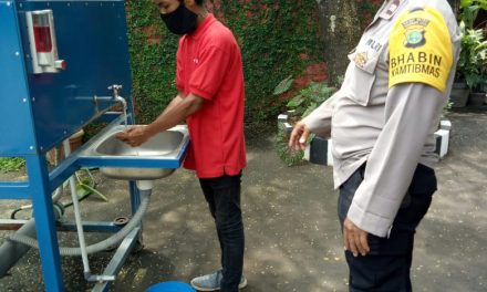 Sukseskan Kampung Tangguh, Bhabinkamtibmas Polsek Cipondoh Beri Himbauan Prokes Kepada Warga dan Pedagang