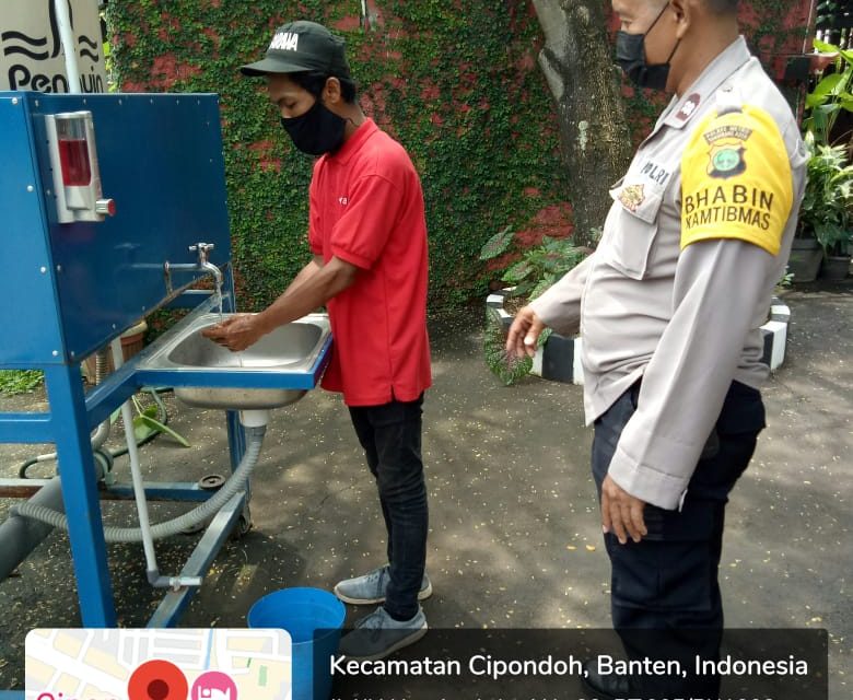 Sukseskan Kampung Tangguh, Bhabinkamtibmas Polsek Cipondoh Beri Himbauan Prokes Kepada Warga dan Pedagang